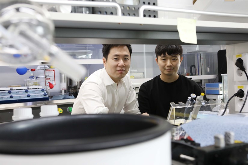 Professor Steve Park (left) and the First Author Mr. Jinwon Oh (right)