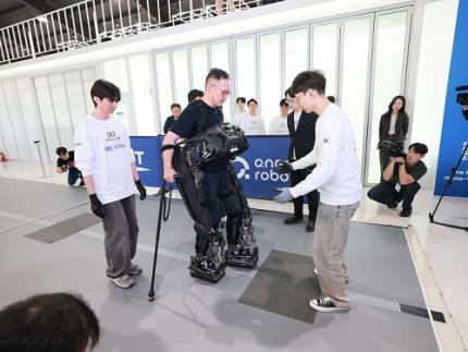 KAIST Introduces a Wearable Robot that Walks and Puts itself on to Disabled Persons 이미지