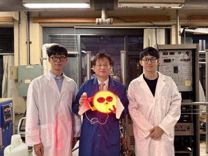 A KAIST Team Develops Face-Conforming LED Mask Showing 340% Improved Efficacy in Deep Skin Elasticity 이미지