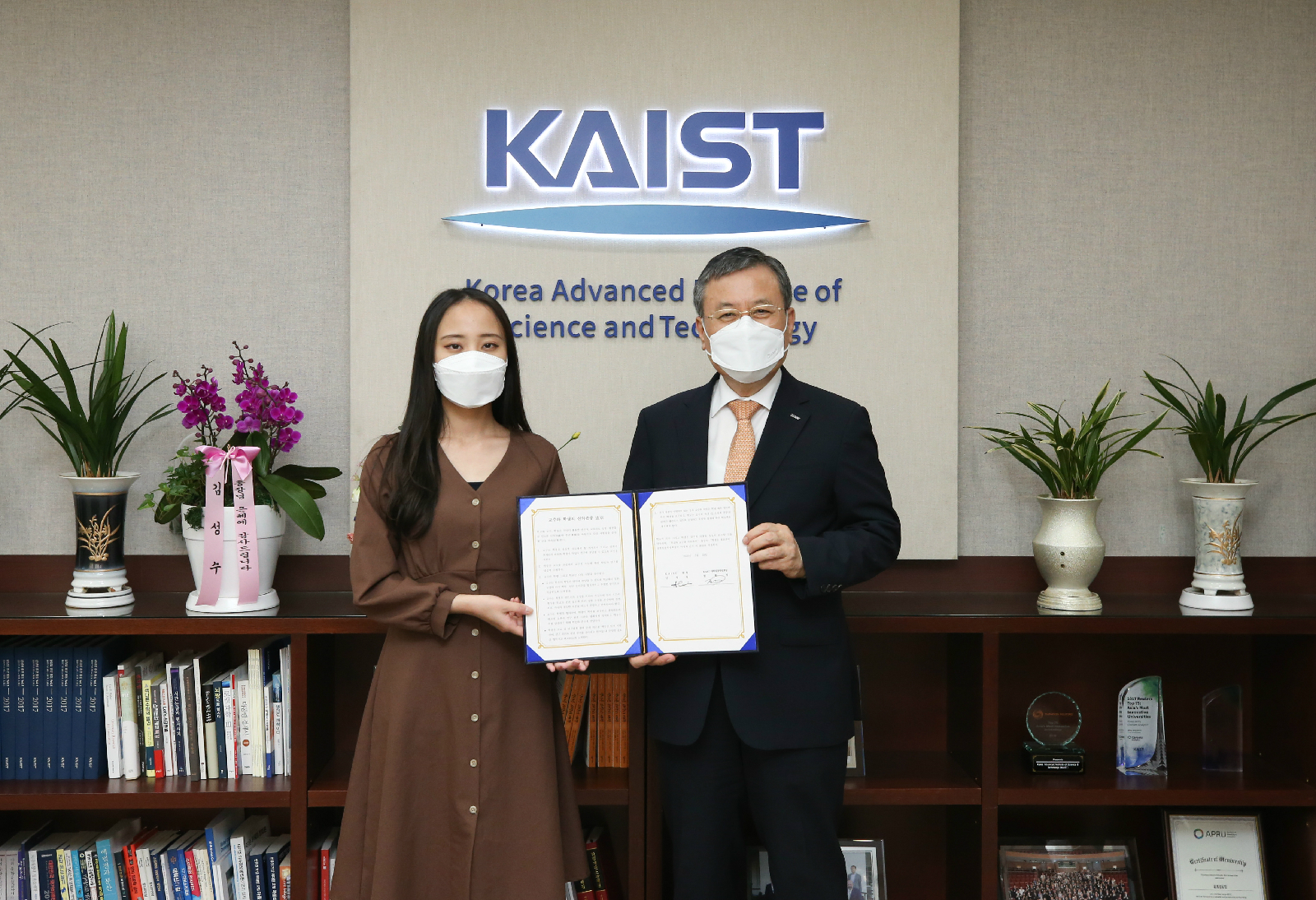 KAIST Graduate Student Association (GSA) President Hye-Jeong Han (left) and KAIST President Sung-Chul Shin (right)