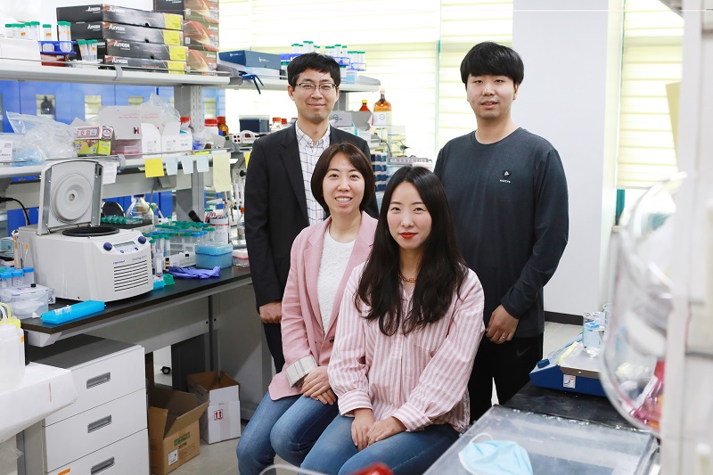 From left: Professor Yoosik Kim, Professor Sheng Li, PhD candidate Sura Kim, PhD candidate Jayoung Ku.