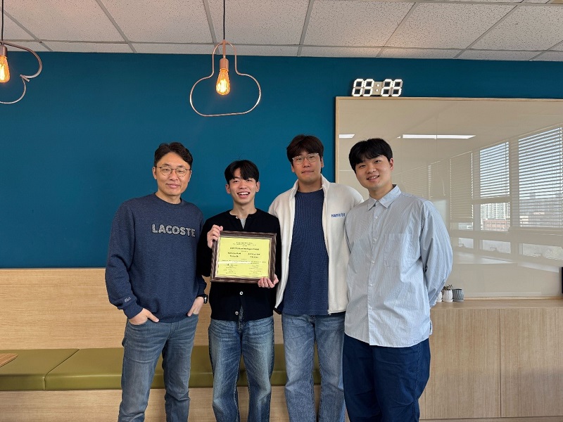 수상자 (왼쪽부터 김인희 교수, 박현철 학생, 오태호 박사, 임재혁 학생