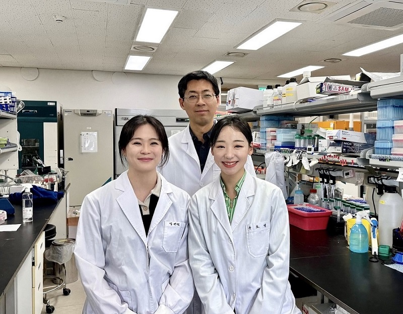 (왼쪽부터) 생명화학공학과 양예원 석사과정, 생명화학공학과 김유식 교수, 생명화학공학과 구도영 박사과정