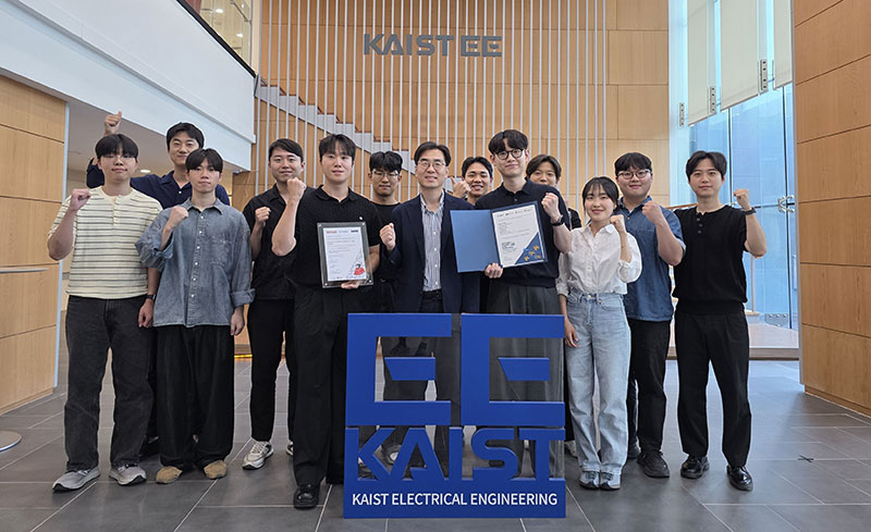 왼쪽부터 남지훈 학부연구생, 임형태 박사, 이승훈 석사과정, 서동욱 박사과정, 전진우 박사과정(팀장), 최준완 석사과정 (이상 ACDC-K팀), 명현 교수, 신건희 박사과정, 김대범 박사과정(팀장), 이승재 박사과정, 장서연 박사과정, 이원빈 석사과정, 이응창 박사 (이상 Curaytor팀)