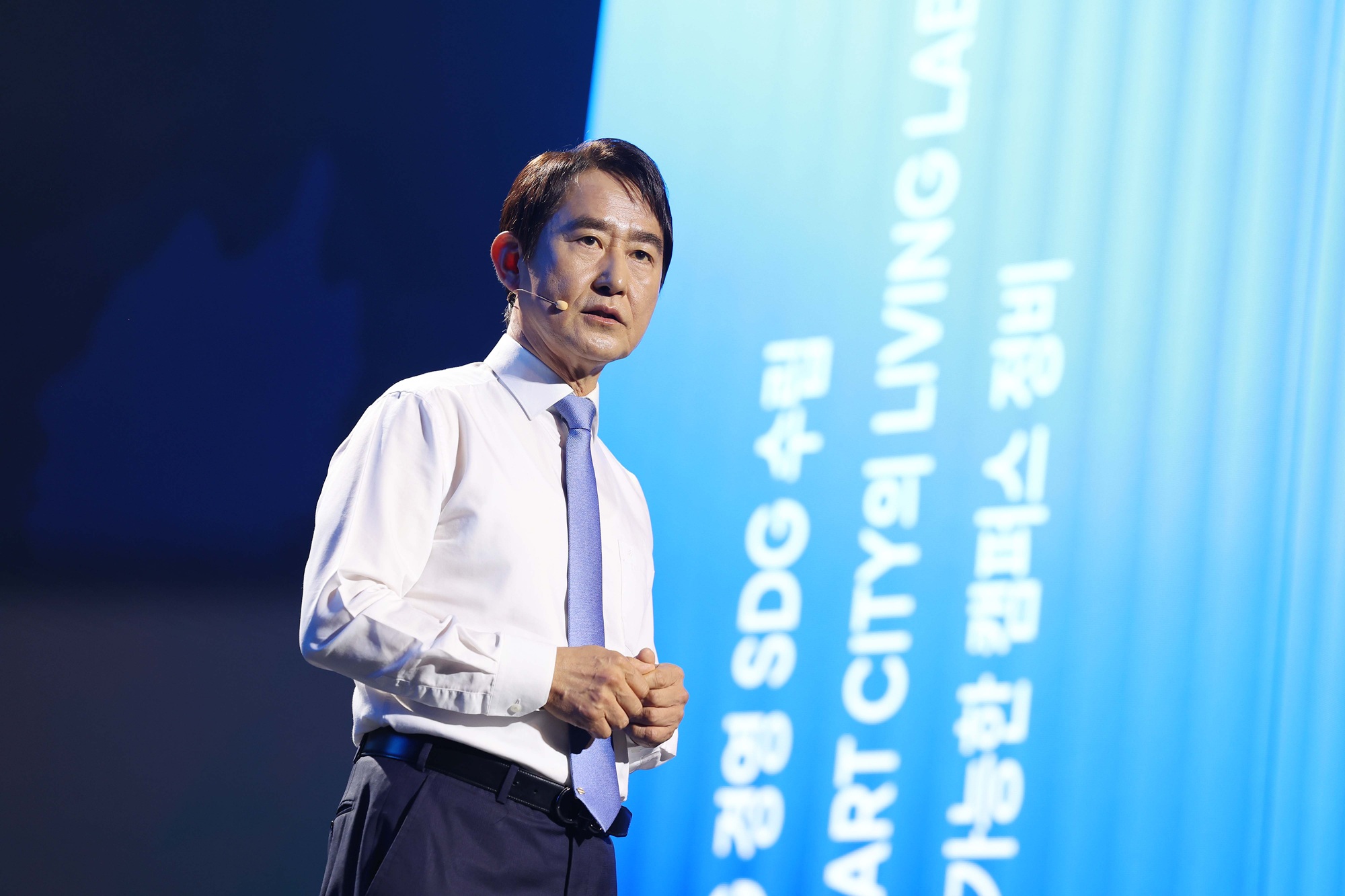 President Choongsik Bae delivering a presentation President Choongsik Bae delivering a presentation